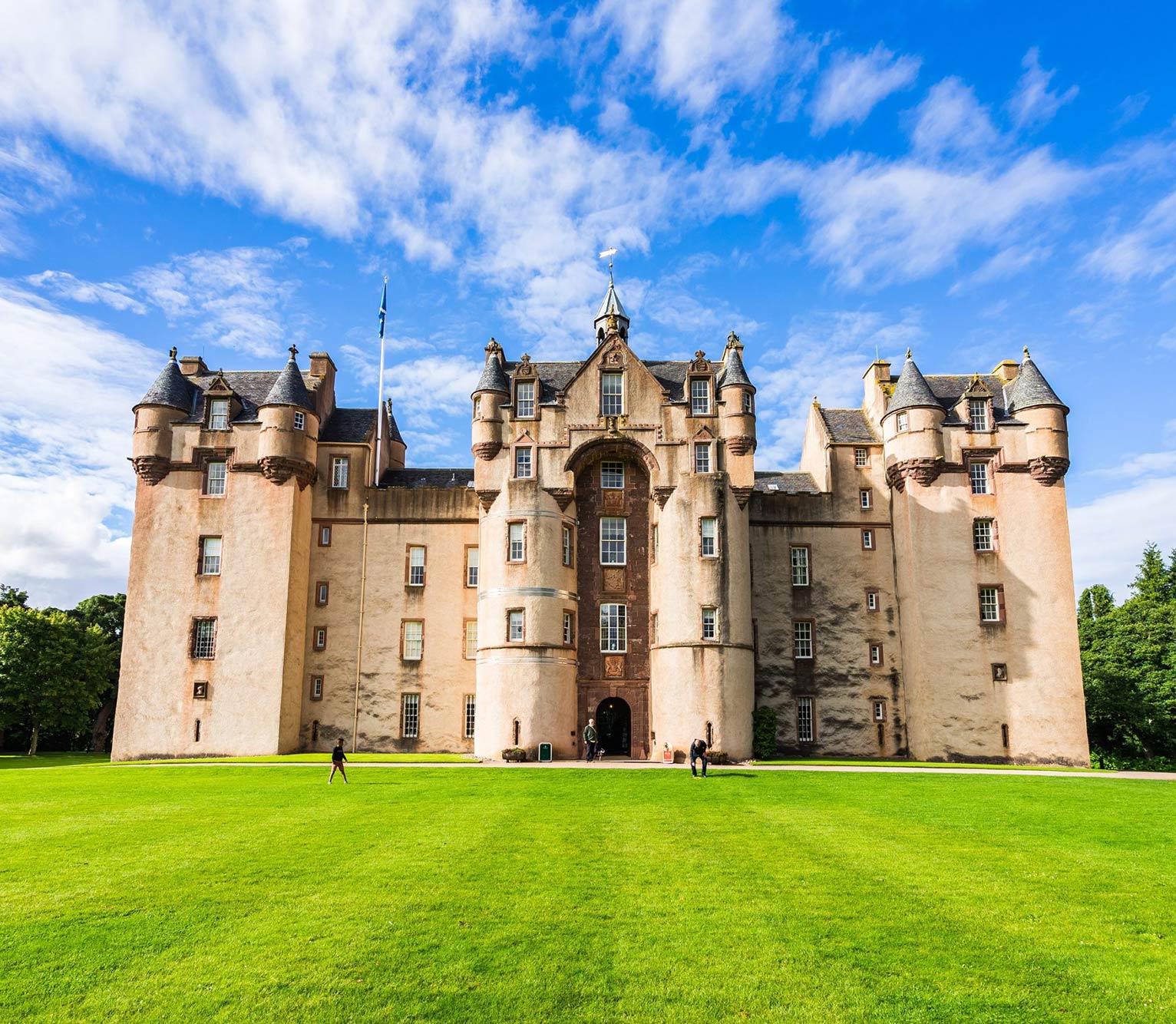 Fyvie-Castle2 Linn House Exterior